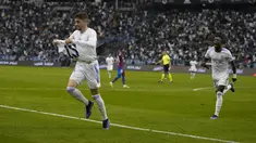 Gelandang Real Madrid, Federico Valverde berselebrasi usai mencetak gol ke gawang Barcelona pada pertandingan semifinal Piala Super Spanyol di Stadion King Fahd di Riyadh, Arab Saudi, Kamis (13/1/2022). Real Madrid menang tipis atas Barcelona 3-2 lewat perpanjangan waktu. (AP Photo/Hassan Ammar)