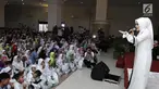 Syahrini berdoa di acara Tanda Cinta bersama Princes Syahrini Ramadhan 1438 H berbagi untuk sesama 2017 di Masjid Az-Zikra, Sentul, Bogor, Minggu (18/6). Syahrini berbagi rezeki dengan 2500 anak yatim dan kaum dhuafa. (Liputan6.com/Herman Zakharia)