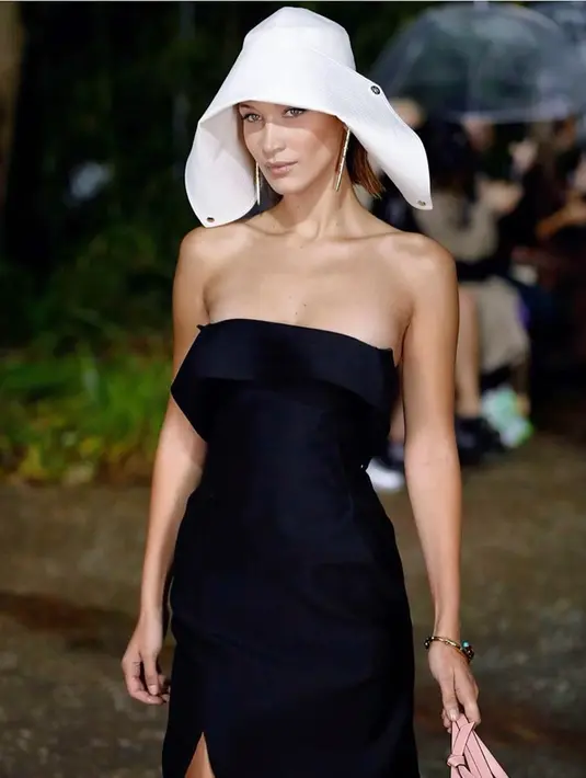 Memiliki wajah yang cantik dan tubuh yang memikat, Bella Hadid dinobatkan sebagai wanita tercantik di dunia. Bella dianggap memiliki nilai hampir sempurna dalam Golden Ratio of Beauty Phi.(Liputan6.com/IG/bellahadid)