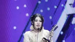 Pedangdut Via Vallen memberi sambutan saat meraih penghargaan kategori penyanyi dangdut paling ngetop dalam acara SCTV Music Awards 2018 di Studio 6 Emtek, Jakarta, Jumat (27/4). (Liputan6.com/Faizal Fanani)