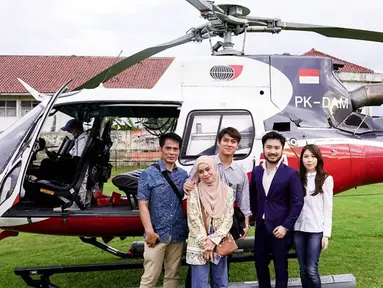 Berangkat menggunakan helikopter bersama Rizky Billar, ayahnya serta pengusaha muda Rudy Salim, rombongan ini mendarat di Stadion Badak Putih Cianjur. Sesampainya disana, rombongan ini akan memberikan sumbangan langsung sambil berkunjung ke tenda-tenda pengungsian dengan memberikan bantuan. (Liputan6.com/IG/@_rudysalim)
