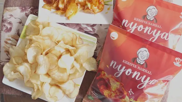 Keripik Sambal Nyonya mempunyai 2 varian rasa, pedas dan original