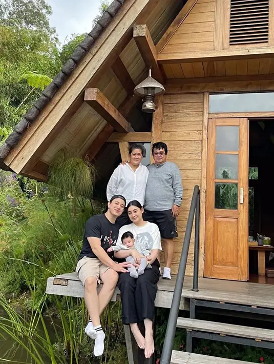 Liburan bersama keluarga, menjadi salah satu momen seru yang kerap dibagikan Billy dan Patricia. Seperti saat ke Bali, meski saat ini liburan ke Bali sudah tidak seperti dulu karena mengajak si kecil. Momen kebersamaan keduanya pun selalu diisi bersama buah hati yang semakin menggemaskan. (Liputan6.com/IG/@pattdevdex)