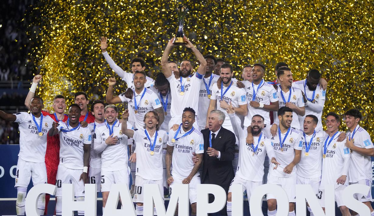 Pemain Real Madrid merayakan gelar juara Piala Dunia Antarklub 2023 setelah menaklukkan Al Hilal di Stadion Prince Moulay Abdellah, Rabat, Maroko, Sabtu (11/2/2023). (AP Photo/Manu Fernandez)