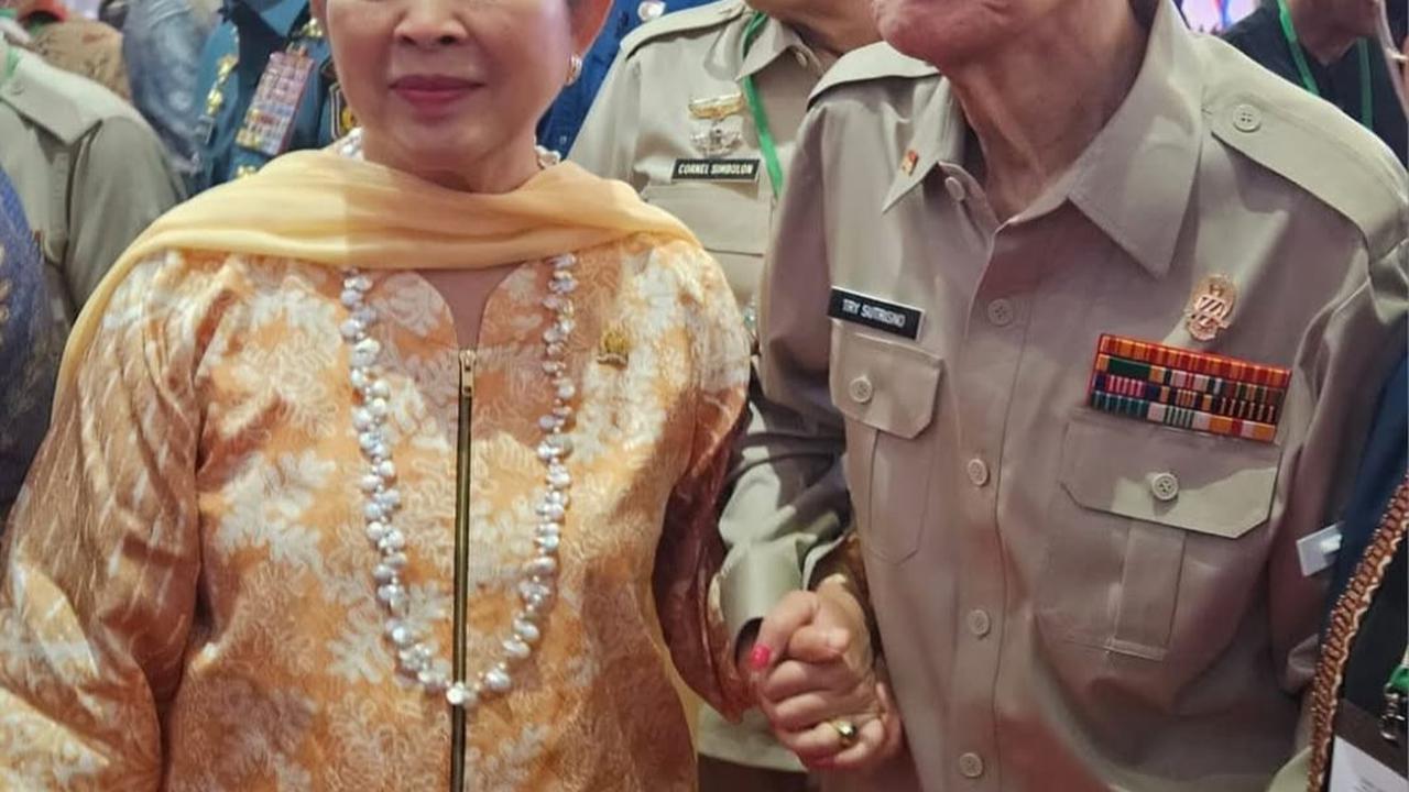Titiek Soeharto Gandeng Jenderal Sepuh Try Sutrisno saat Turun Tangga