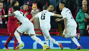 Pemain Real Madrid Eder Militao (kanan) melakukan selebrasi usai mencetak gol ke gawang Liverpool pada pertandingan sepak bola leg pertama babak 16 besar Liga Champions di Stadion Anfield, Liverpool, Inggris, 21 Februari 2023. Real Madrid mengalahkan Liverpool dengan skor 5-2. (AP Photo/Jon Super)