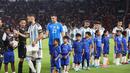 <p>Cucu Presiden Joko Widodo (Jokowi), Jan Ethes, tampak mendampingi kiper Timnas Argentina, Emiliano Martinez, sebagai player escort dalam laga Timnas Indonesia kontra Argentina di laga FIFA Matchday yang digelar di Stadion Utama Gelora Bung Karno (SUGBK), Senayan, Jakarta, Senin (19/6/2023). (Bola.com/Abdul Aziz)</p>