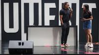 Legenda Juventus, Edgar Davids menandatangani baju seorang penggemar saat jumpa fans ketika Juventus Village yang berlangsung di Lippo Mall Kemang, Jakarta Selatan, Sabtu (28/01/2023). (Bola.com/Bagaskara Lazuardi)
