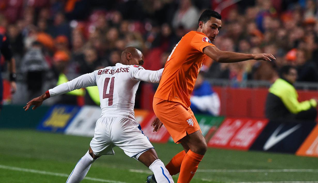 Pemain Belanda, Anwar El Ghazi berusaha melewati pemain Ceska, Theodor Gebre Selassie pada laga kualifikasi Piala Eropa 2016 di Stadion Amsterdam Arena, Belanda, Rabu (14/10/2015). Belanda gagal lolos ke Piala Eropa 2016. (AFP Photo/Emmanuel Dunand)