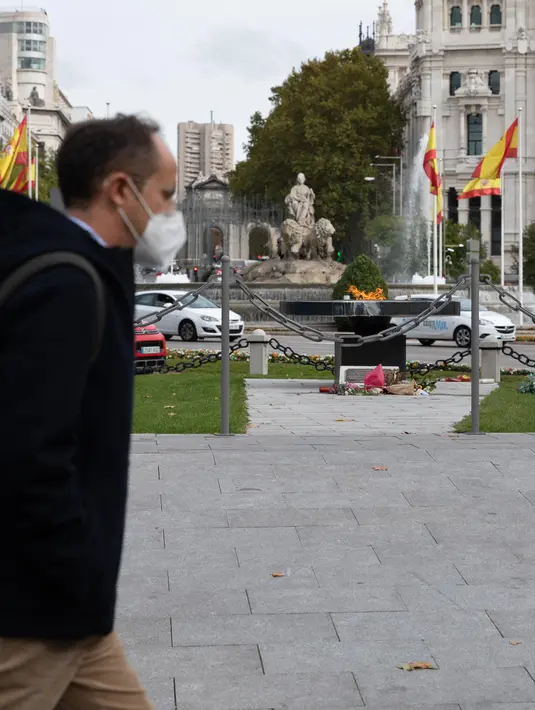 Seorang pria berjalan melewati monumen untuk mengenang korban COVID-19 di Madrid, Spanyol, 21 Oktober 2020. Hingga 21 Oktober 2020, jumlah kasus COVID-19 di Spanyol sejak awal pandemi telah mencapai angka 1.005.295. (Xinhua/Meng Dingbo)