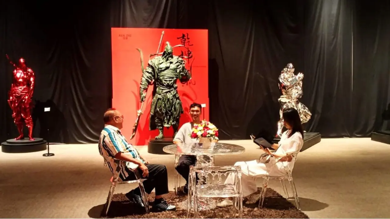Suasana pameran seni besutan Linda Gallery yang menghadirkan karya pematung terkenal asal Tiongkok Cai Zhisong, Ren Zhe, dan Jia Wei di Townhall, Indonesia Design District (IDD) PIK 2 hingga 1 September mendatang.