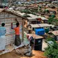 Pengungsi Rohingya memperbaiki rumahnya di Kamp Pengungsi Kutupalong, Bangladesh, 28 April 2018. Apabila hujan tiba, ada ancaman serius kamp pengungsi yang dibangun secara tidak teratur itu mengalami kebanjiran dan longsoran lumpur. (AP Photo / A.M. Ahad)