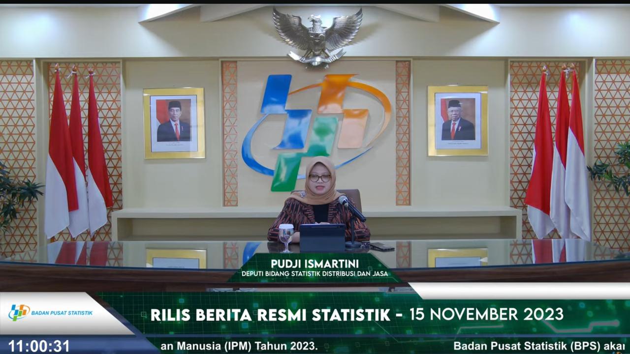 Deputi Bidang Statistik Distribusi dan Jasa BPS, Pudji Ismartini dalam konferensi pers neraca perdagangan Indonesia, Rabu (15/11/2023).BPS melaporkan nilai ekspor Indonesia naik 6,76 persen (mtm) pada Oktober 2023. (Tira/Liputan6.com)