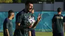 Bek timnas Italia, Francesco Acerbi tersenyum selama sesi latihan di pusat pelatihan Acqua Acetosa Roma, Selasa (15/6/2021). Timnas Italia akan meladeni Swiss di Stadio Olimpico, Roma di laga kedua Grup A Euro 2020 pada Kamis, 17 Juni 2021 dini hari WIB. (AP Photo/Alessandra Tarantino)