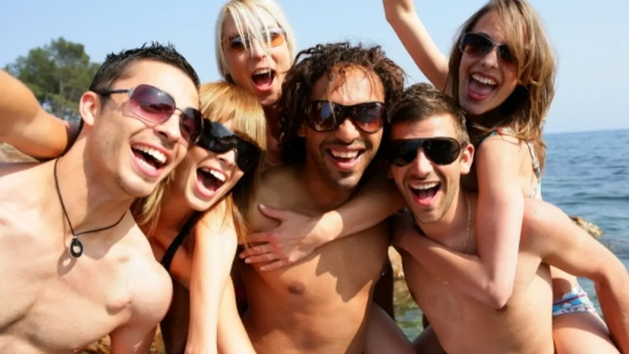 12 Jenis Teman yang Pasti Ada di Setiap Geng