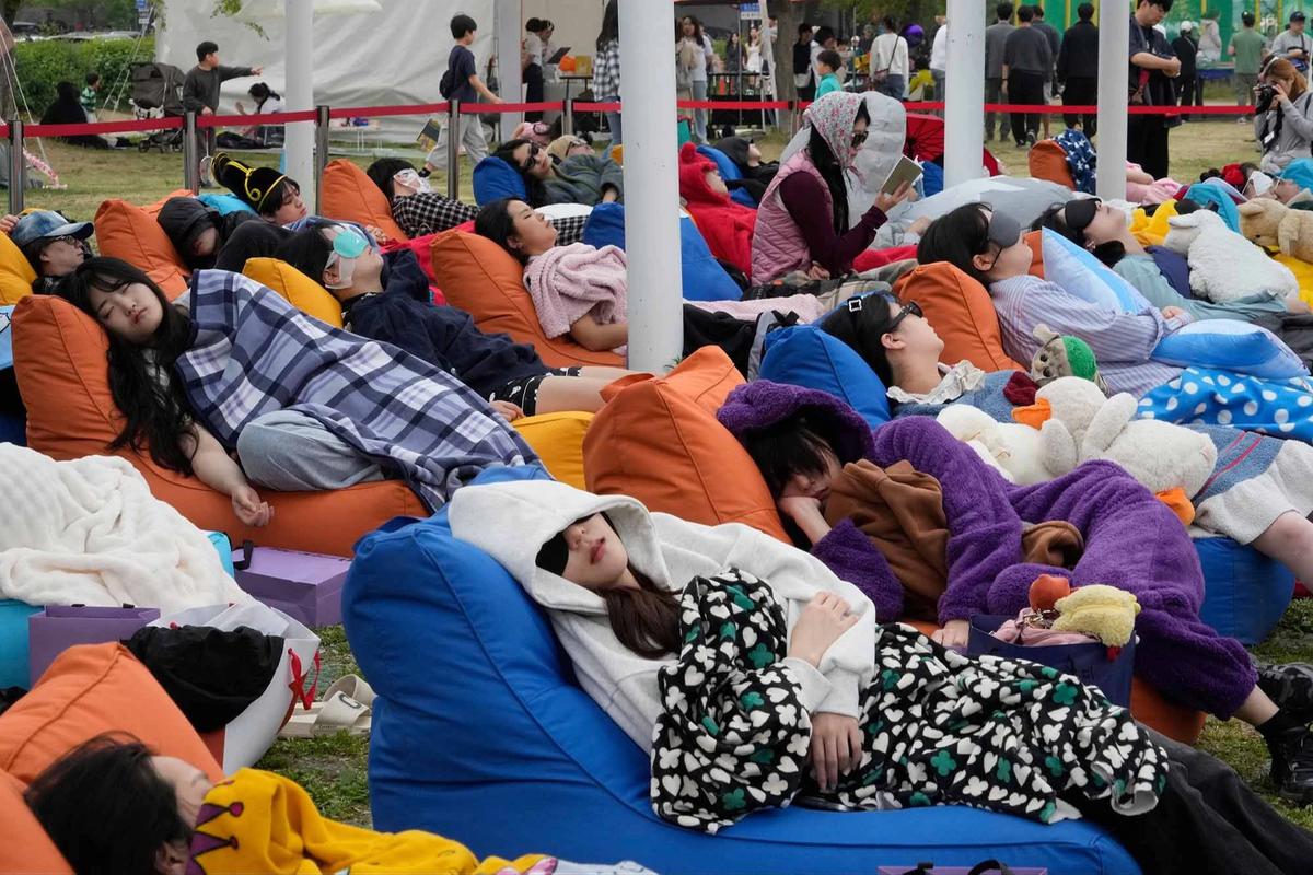 FOTO: Ratusan Warga Seoul Ikuti Kompetisi Tidur Siang di Tepi Sungai Han