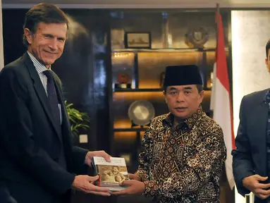 Ketua DPR Ade Komarudin memberikan buku kepada mantan Dubes AS untuk Indonesia Robert O Blake di Jakarta, Kamis (14/7). Kedatangan Robert O Blake untuk berpamitan sehubungan masa tugasnya di Indonesia yang telah selesai. (Liputan6.com/Johan Tallo)