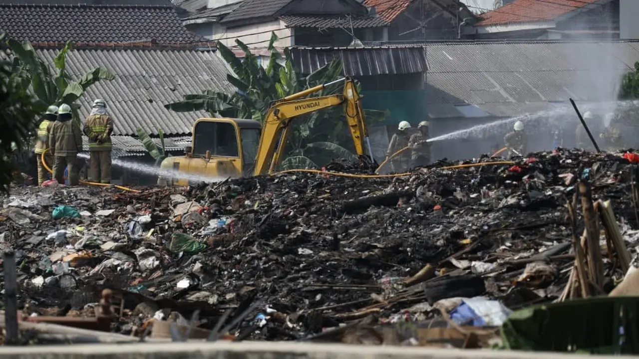 Usai Kebakaran, Pemprov DKI Buru Pelaku Pembuangan Sampah Ilegal di Kramat Jati