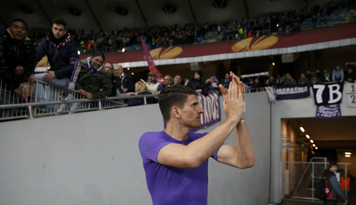 Mario Gomez bertepuk tangan kepada penonton usai laga berakhir