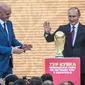 Presiden Rusia Vladimir Putin dan Presiden FIFA, Gianni Infantino saat memperlihatkan trofi Piala Dunia dalam pembukaan upacara  "FIFA World Cup Trophy Tour" di stadion Luzhniki di Moskow (9/9). (AFP Photo/Mladen Antonov) 