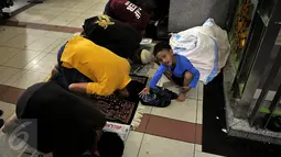 Seorang anak terlihat menunggu di saat sejumlah umat muslim melaksanakan salat Jumat pertama pada bulan Ramadan 1436 H, di lorong Blok A-B di Tanah Abang, Jakarta, Jumat (19/6/2015). (Liputan6.com/Johan Tallo)