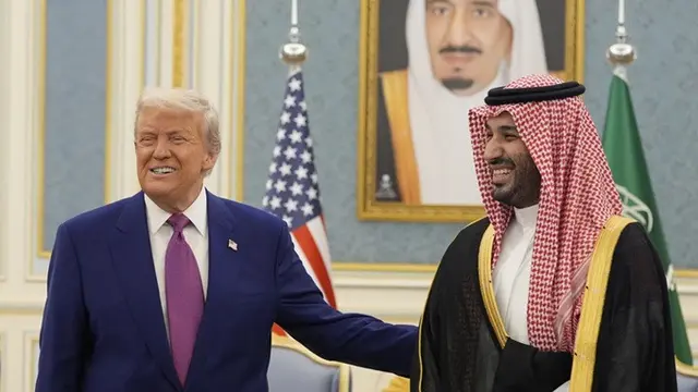 Presiden Amerika Serikat Donald Trump dan Putra Mahkota Arab Saudi Mohammed bin Salman saat bertemu di Istana al-Yamamah di Riyadh, Arab Saudi, Selasa (13/5/2025).