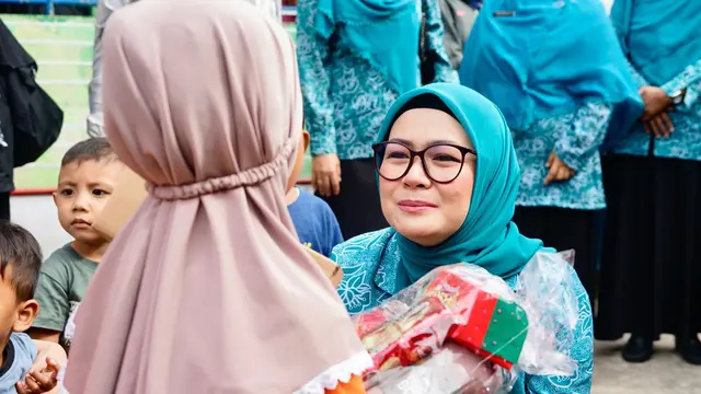 TP PKK Pusat Salurkan 100 Paket Peralatan Ibadah untuk Warga Terdampak Bencana di Agam