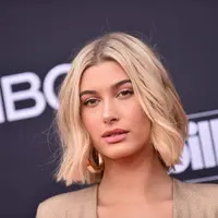 Hailey Baldwin dilamar Justin Bieber pada 7 Juli 2018 di bahama. (LISA O'CONNOR / AFP)
