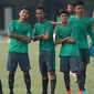 Pemain Timnas Indonesia U-16 berpose usai melakukan ujitanding melawan Bina Mutiara di Lapangan Atang Sutresna, Jakarta, Selasa (4/7). Latih tanding ini persiapan akhir jelang Piala AFF U-15 Thailand, 9-22 Juli. (Liputan6.com/Helmi Fithriansyah)