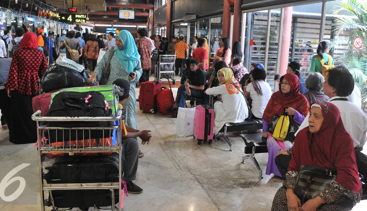 Sejumlah calon penumpang menunggu keberangkatan di terminal 2E Bandara Soekarno Hatta, Tangerang, Senin (6/7/2015). Pasca insiden kebakaran pada Minggu (5/6) lalu, situasi terminal 2E Bandara Soekarno Hatta mulai normal. (Liputan6.com/Herman Zakharia)