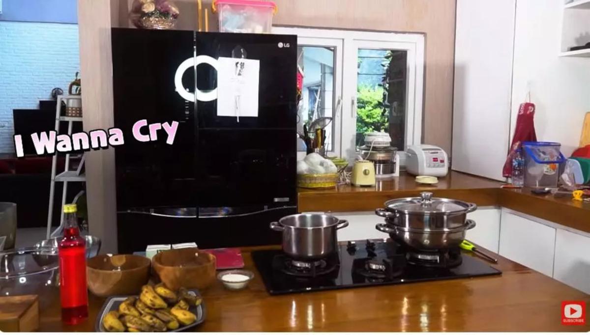 5 Potret Dapur Mungil Bryan Domani, Homey Bernuansa Putih & Kayu - Mawar de Jongh Pernah Diajak Masak di Sana