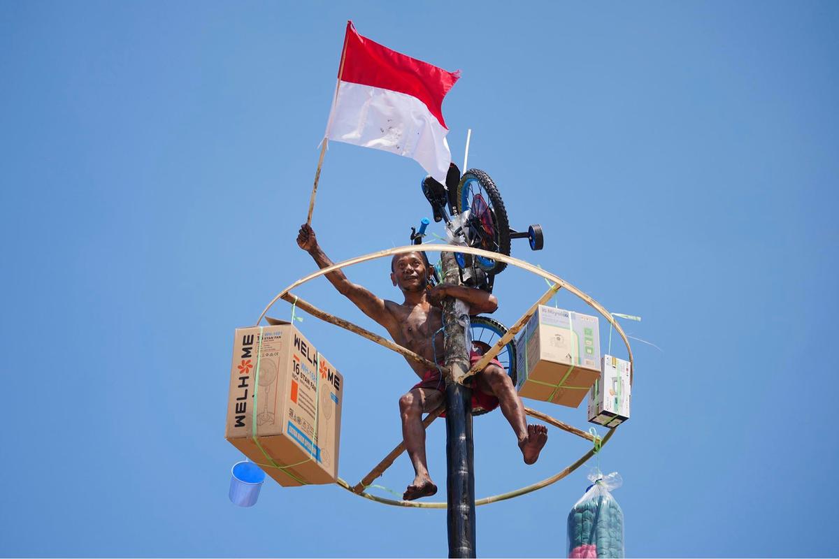 FOTO: Serunya Panjat Pinang di Ancol, 400 Peserta Rebut Hadiah Kemerdekaan