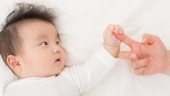 5 Gerakan Refleks pada  Bayi  yang Perlu Orangtua Ketahui 