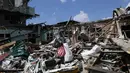Warga mengumpulkan barang-barang yang bisa diselamatkan saat mengunjungi rumah mereka di Kota Marawi, Mindanao, Filipina, Minggu (1/4). Pertempuran di Kota Marawi menewaskan 1.200 orang. (TED ALJIBE/AFP)