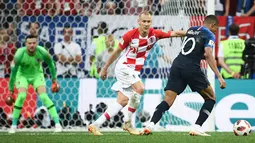 Striker timnas Prancis Kylian Mbappe (kanan) bersiap untuk menendang bola ke gawang Kroasia pada pertandingan final Piala Dunia 2018 di Stadion Luzhniki, Moskow (15/7). Kylian Mbappe mencetak gol keempat pada menit ke-65. (AFP PHOTO / Franck Fife)