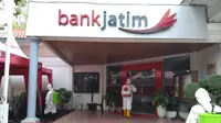 Kantor Bank Jatim Cabang Tuban disemprot disinfektan. (Ahmad Adirin/Liputan6.com)