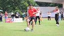 Aksi Muhammad Ferrari dalam acara football challenge Pembalap Pertamina Enduro di Stadion Madya, Senayan, Jakarta pada Jumat, (24/1/2025).  (Bola.com/Abdul Aziz)