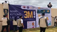 Sub Satgas Protokol Kesehatan PON XX Papua Kabupaten Merauke memasang imbauan prokes PON XX Papua sebagai bentuk edukasi dan pengingat kepada penonton selama perhelatan berlangsung di Stadion Katapal, Jumat (1/10/2021). (Dok BNPB)