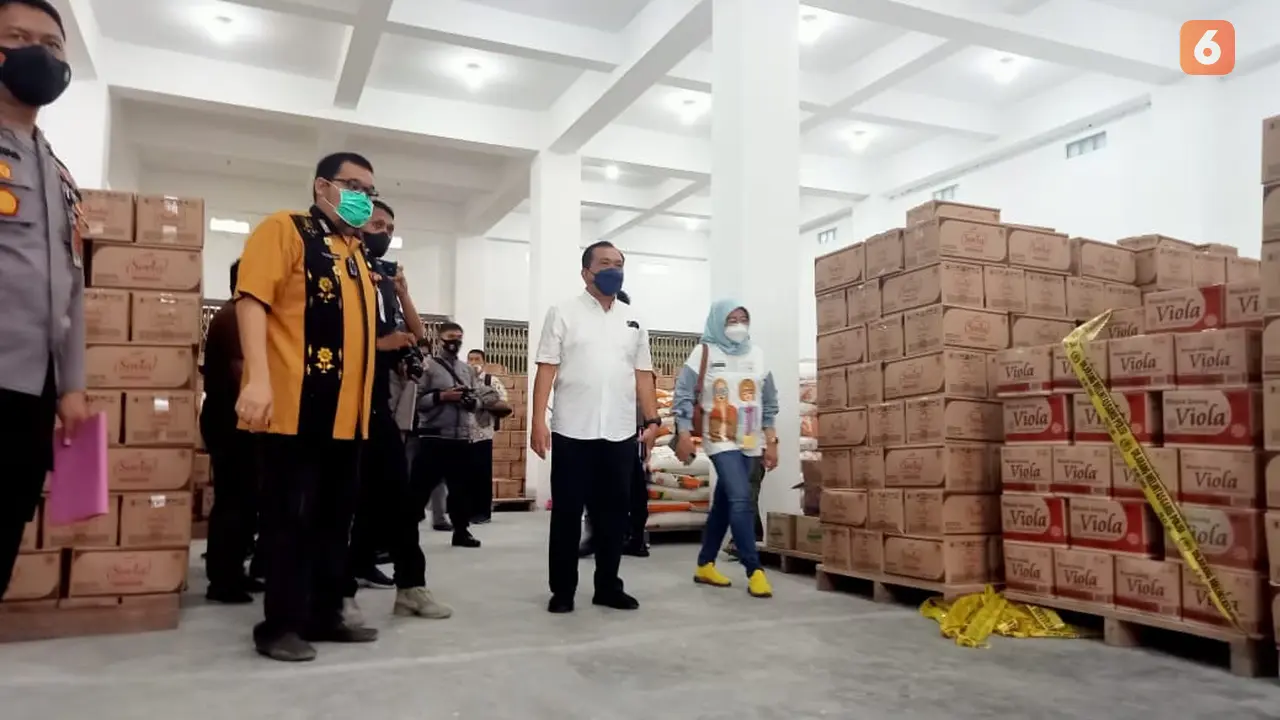 gudang penimbunan minyak goreng kemasan di Palu