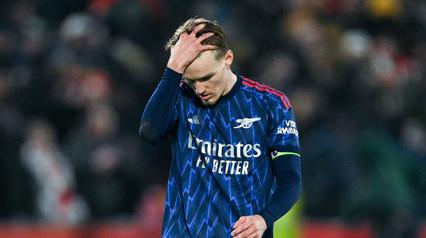 Pemain Arsenal, Martin Odegaard, tampak lesu setelah hanya bermain imbang 1-1 melawan Brentford dalam laga pekan ke-26 Premier League 2025/2026, Jumat (13/2/2026) dini hari WIB. (AFP/Glyn Kirk)