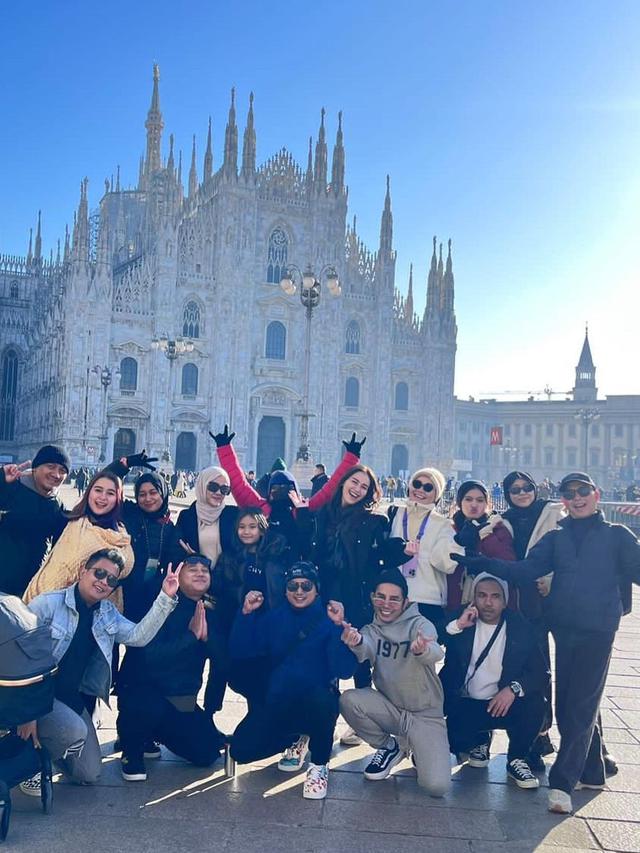 6 Potret Ibunda Ayu Ting Ting saat Liburan di Eropa, Penampilan Tanpa Hijab Jadi Sorotan