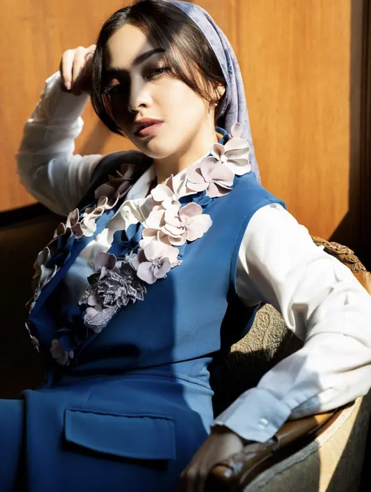 Ia juga hadirkan pesona cantik dengan kerudung yang berbeda. Aksen poni menambah manis tampilannya. [Foto: Instagram/ Nikita Willy]