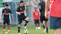 Gelandang asal Jepang, Shodai Nishikawa saat berlatih bersama Madura United di Stadion Gelora Bangkalan, Bangkalan, Kamis (2/5/2019). (Bola.com/Adtya Wany)