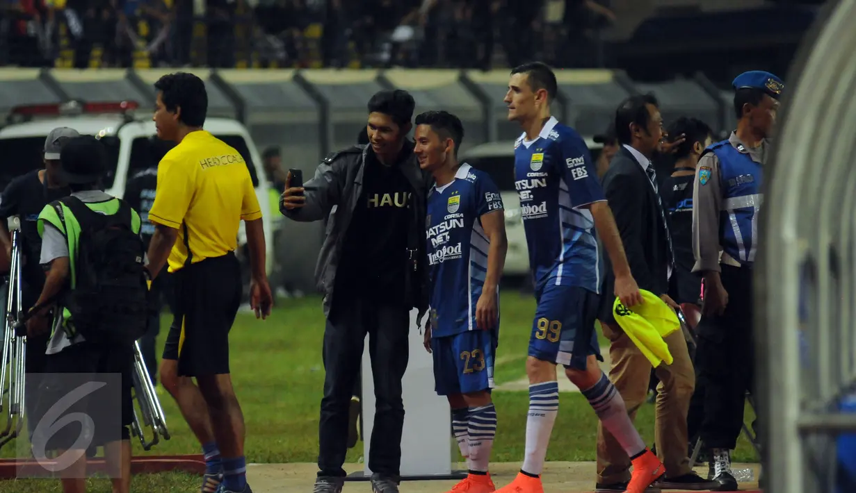 Penyerang Persib, Kim Jeffrey Kurniawan (tengah) berselfie dengan penggemarnya usai berlaga melawan PBFC di Turnamen Piala Bhayangkara di Stadion Si Jalak Harupat, Bandung, Minggu (20/3/2016). Persib unggul 1-0 atas PBFC. (Liputan6.com/Helmi Fithriansyah)