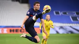 Bek Prancis, Benjamin Pavard, berusaha mengontrol bola saat menghadapi Swedia pada laga lanjutan Grup 3 UEFA Nations League di Stade de France, Rabu (18/11/2020) dini hari WIB. Prancis menang 4-2 atas Swedia. (AFP/Franck Fife)