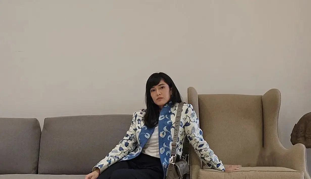 Dengan sneakers chunky bersiluet modern, Dian Sastrowardoyo berhasil memadukannya dengan blazer berkain etnik. [Foto: Instagram. Dian Sastrowardoyo]