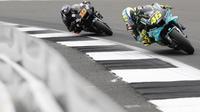 Valentino Rossi dan Luca Marini pada balapan MotoGP Inggris 2021 hari Minggu (29/08/2021) (Adrian DENNIS / AFP)