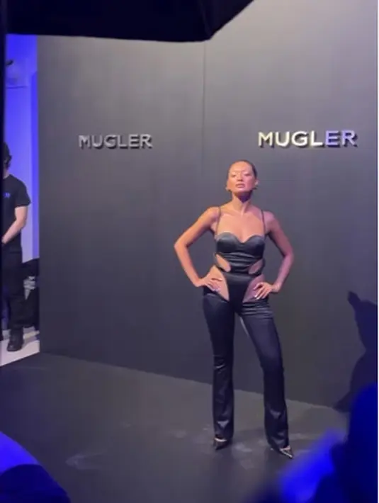 Asmara Abigail turut hadir dalam fashion show Mugler di Paris Fashion Week 2023 [@asmaraabigail]