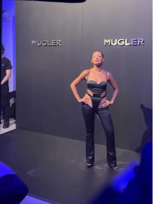 Asmara Abigail turut hadir dalam fashion show Mugler di Paris Fashion Week 2023 [@asmaraabigail]