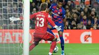Penyerang Barcelona, Ansu Fati, berhadapan dengan kiper Levante, Aitor Fernandez, di Camp Nou (3/2/2020). (AFP/LLuis Gene)